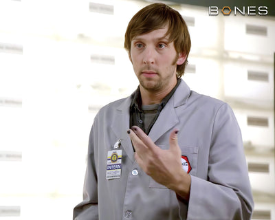 Joel David Moore - Bones 8x10 (g)