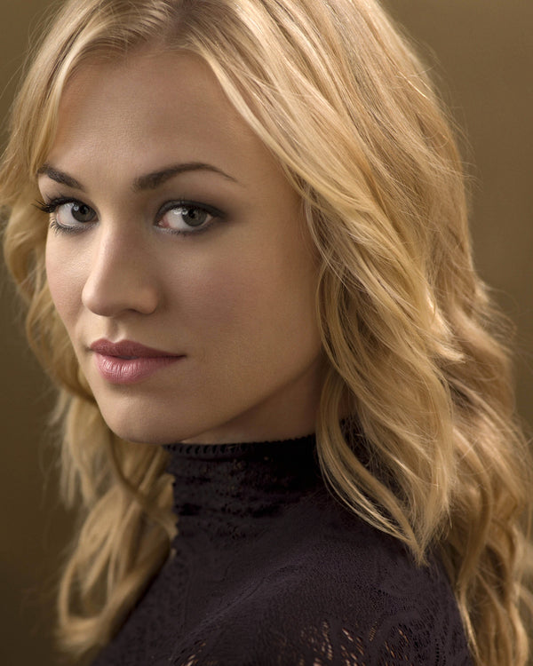 Yvonne Strahovski 8x10 (e) signed